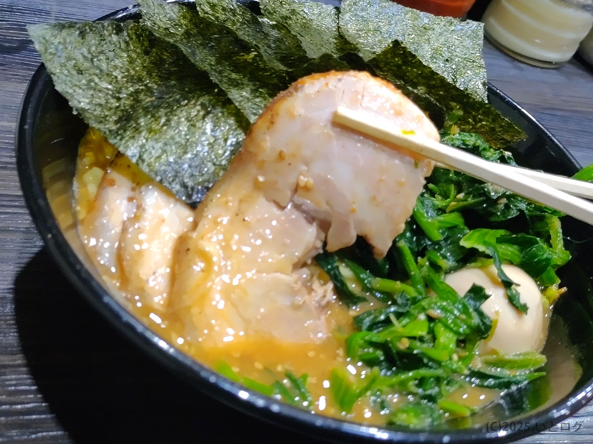 究極汁麺 昭和町の一杯にのる厚切りチャーシュー。箸で持ち上げた肉の断面が写るシーン