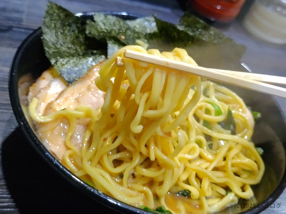 はねだ家 昭和町のラーメンの麺。スープを絡めて持ち上げた黄色い中太麺のアップ