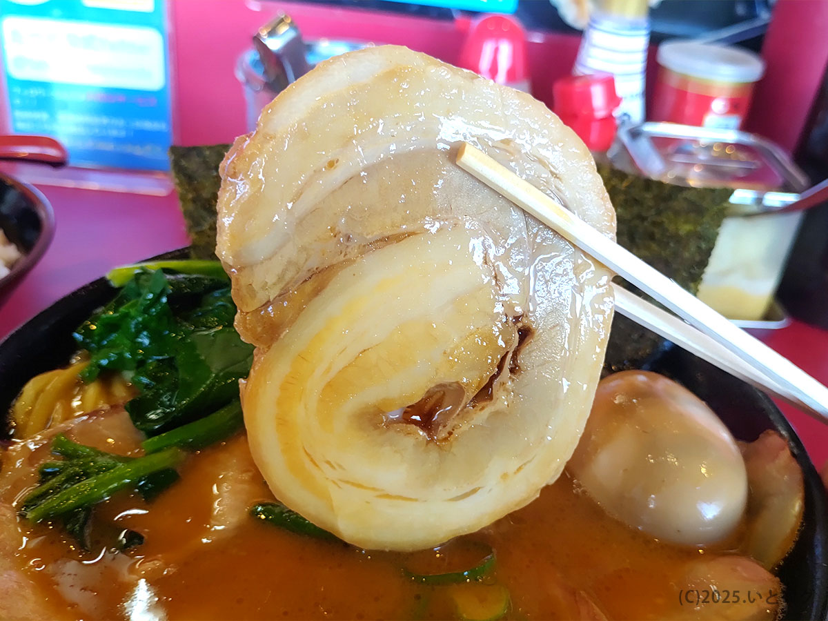 渦巻き状のバラチャーシューはたつ郎店主こだわりの一枚。脂身まで甘く、宇都宮たつ家の家系DNAを物語るジューシーなビジュアル