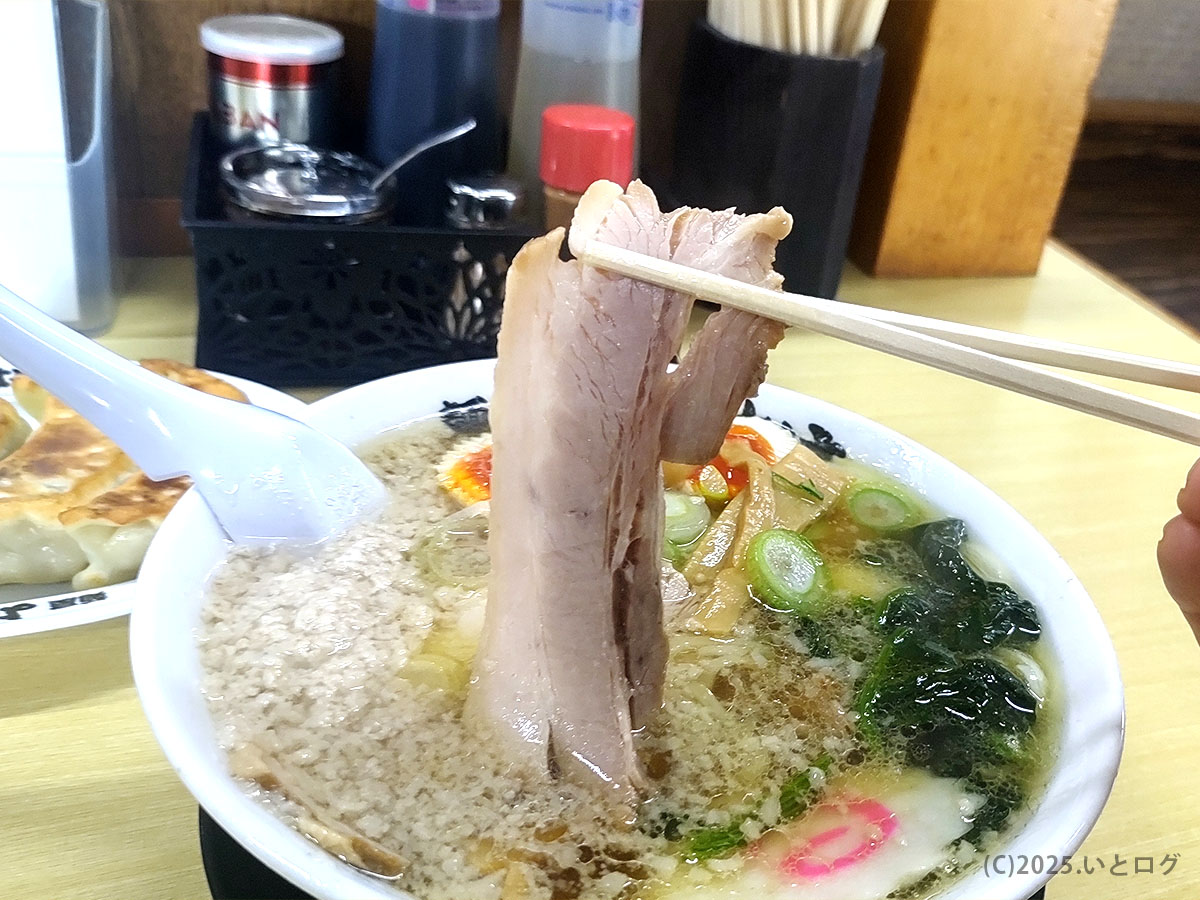箸でリフトしたしっとりチャーシュー。コク深い背脂スープに沈む麺屋ようすけ 佐野ラーメンの “メニュー おすすめ” トッピング。