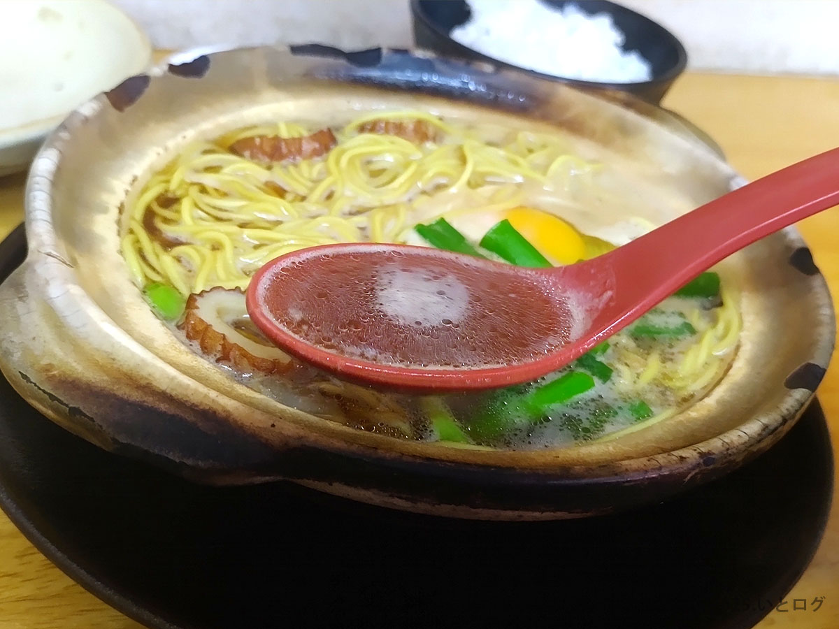 レンゲでひと口すくった醤油だし。湯気とともに広がる深い旨味――まゆみの店 鍋焼きラーメンの決め手。