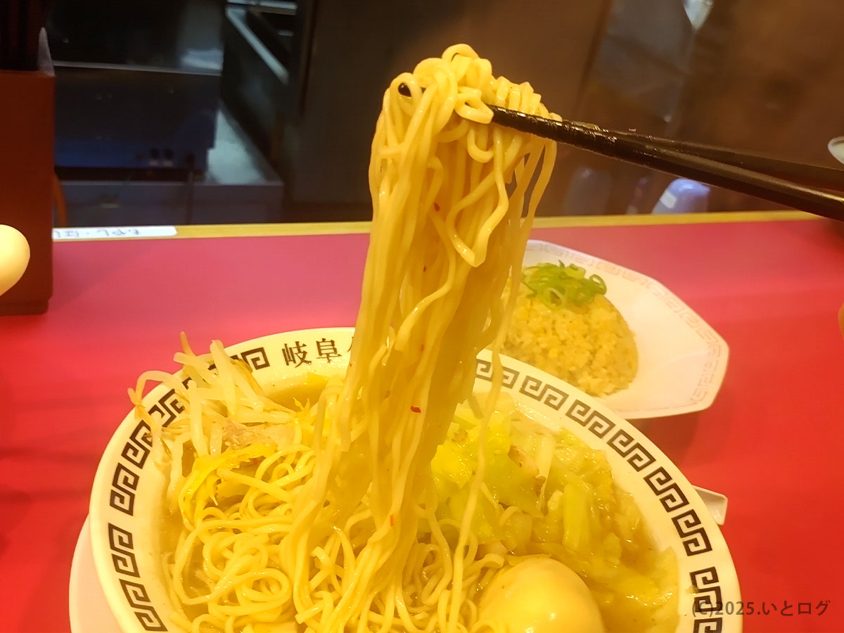 箸で一気に持ち上げた細麺が湯気とともに輝く瞬間。奥に半チャーハンが控える岐阜タンメン おすすめセット。