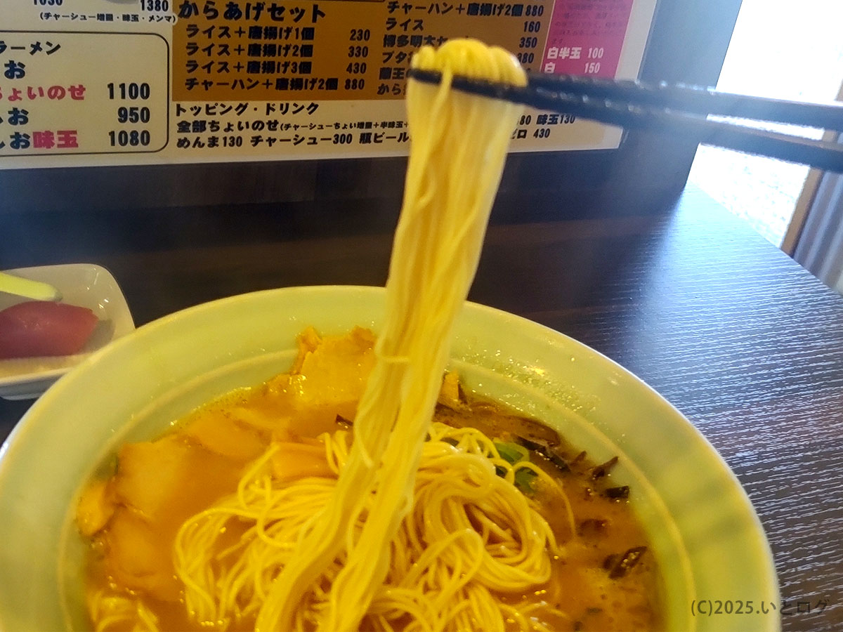 極細ストレート麺を箸でリフト。湯気立つ博多ラーメンのコシが伝わる、真咲雄 ラーメンの一枚