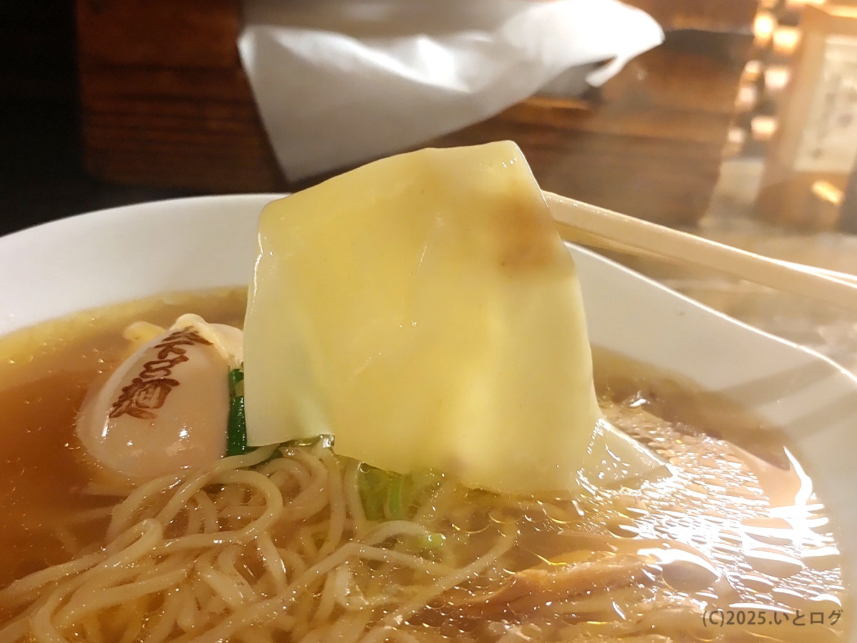 大判ワンタンを箸で持ち上げた瞬間。つるりとした皮が澄んだスープに合う、天下ご麺 大津の一杯。