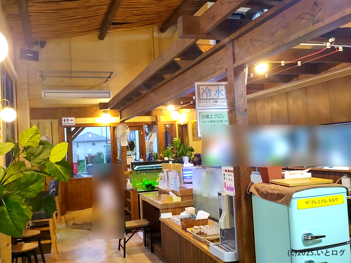 木の温もりあふれるカレーうどん咲々 響が丘店の店内。落ち着いた雰囲気で家族連れにも人気