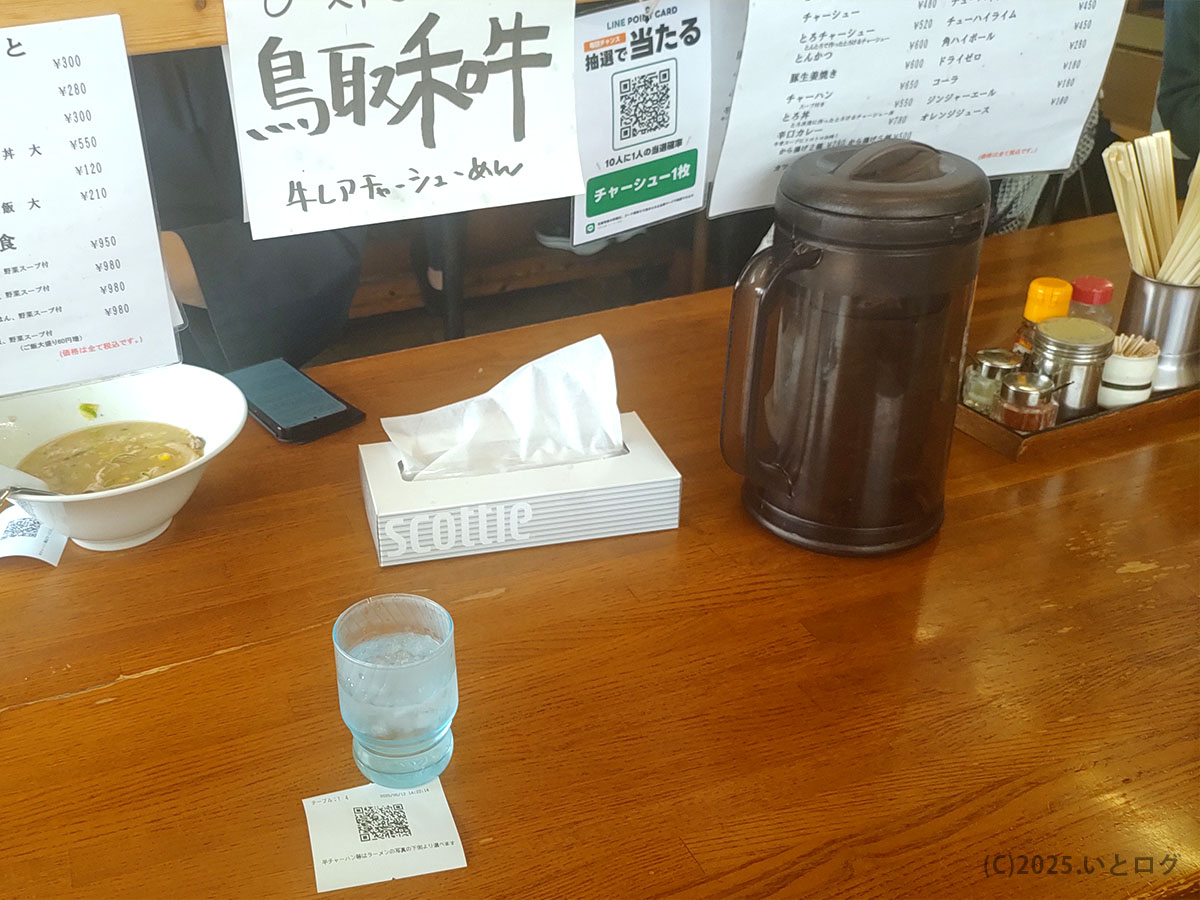 「ラーメン悟空 大山寺」観光客にも人気のカウンター席。アットホームな雰囲気で地元客にも愛されている。