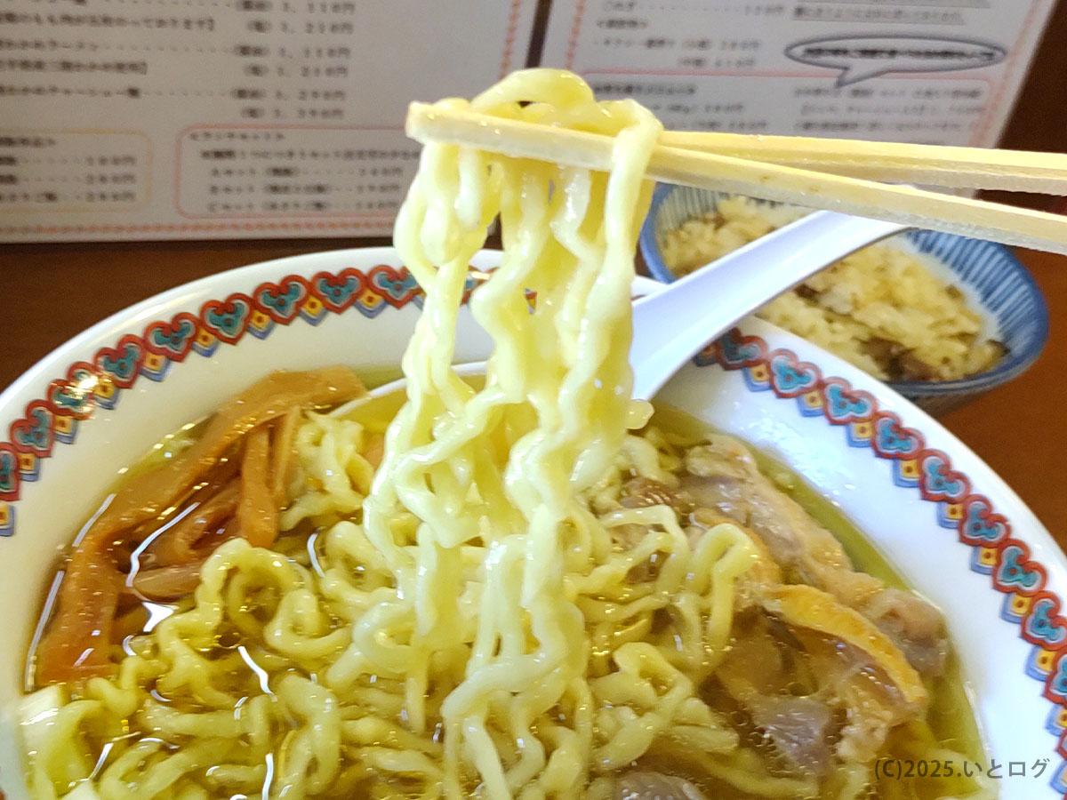 「中華そば 嘉一 国分町店」のちぢれ麺を持ち上げた様子。スープがよく絡む中太麺で、嘉一秋保店と同じ自家製麺。もちもち食感がクセになるラーメン。