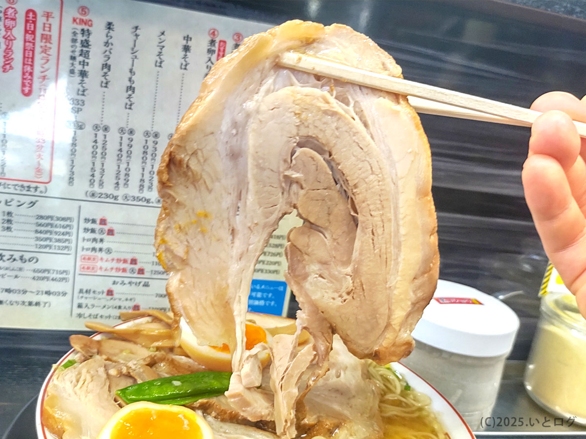 みずさわ屋の特製中華そばにのる大判チャーシュー。柔らかく煮込まれた肉が器からはみ出すほどの迫力。仙台屈指の人気メニュー。