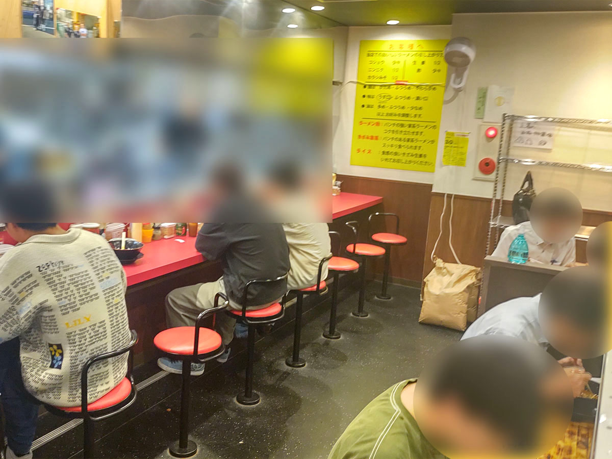 鬼道家 仙台店の店内。赤いカウンター席が並び、熱気あふれる雰囲気。学生からサラリーマンまで幅広く愛される。