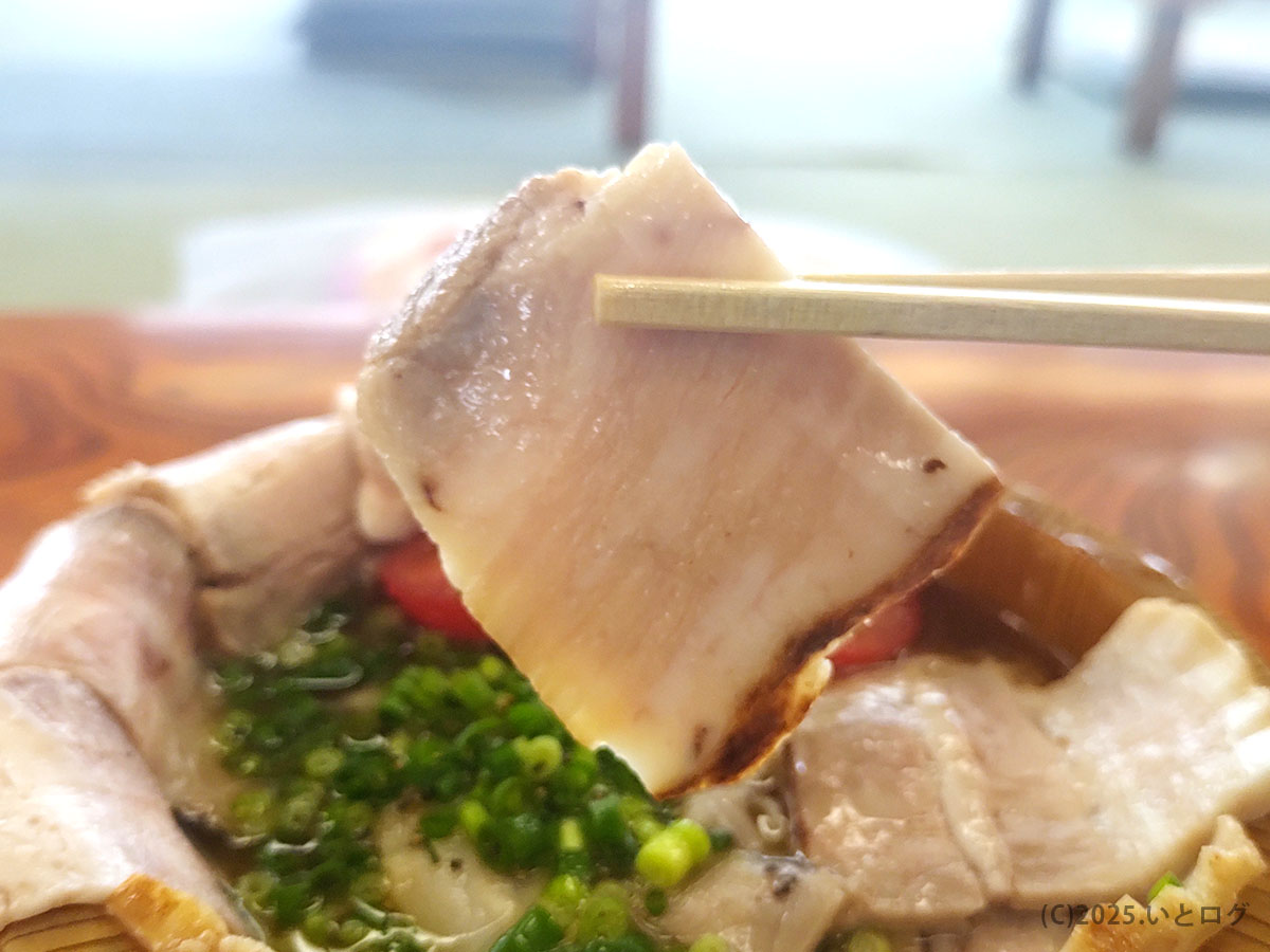 とろける豚バラをつまむ、やまなし源水ラーメンの炙りチャーシューの一枚