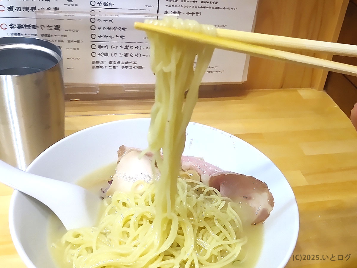 艶やかなストレート麺を豪快にすすり上げる瞬間—山梨ラーメン高評価の理由が啜り心地に表れる