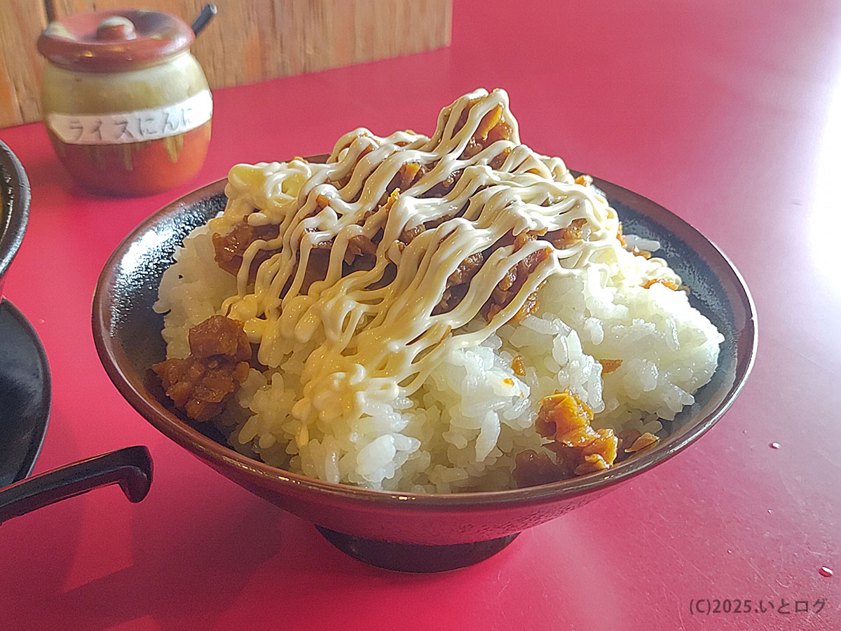 稲葉家の名物サイドメニュー『ライスにんにく』。濃厚スープと一緒に楽しむことで家系ラーメンの醍醐味を堪能。豚丼風のボリュームも人気。