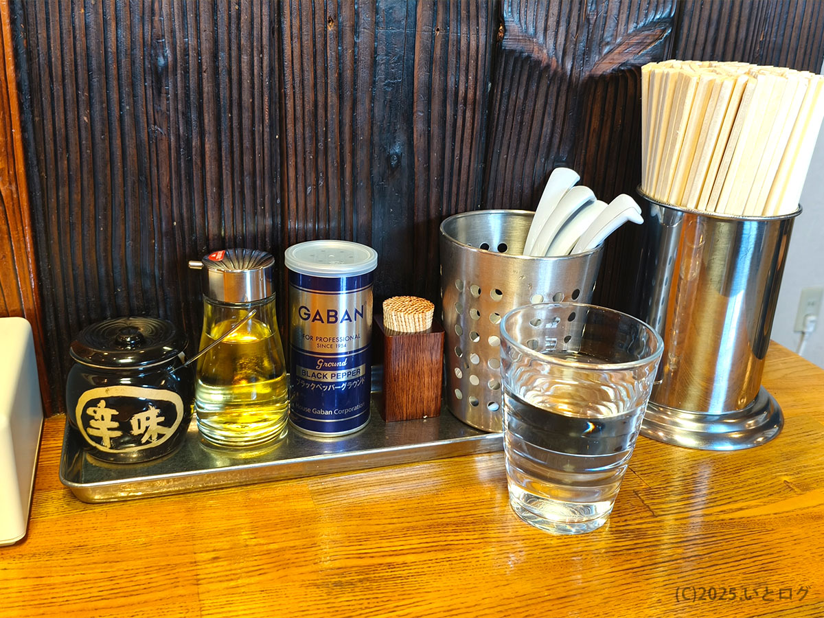 中華そば秋山の卓上調味料。シンプルな構成でラーメンの味を邪魔しない南アルプス市の一杯