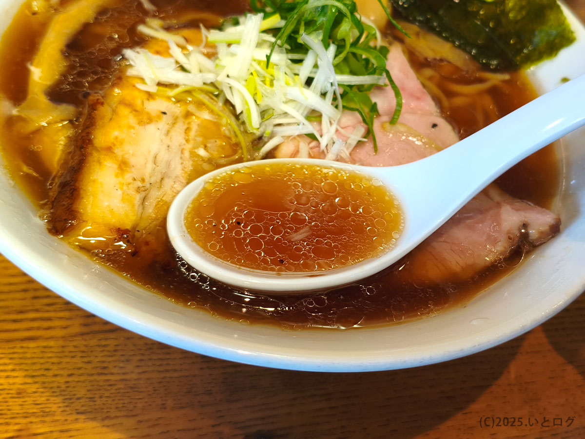 中華そば秋山の醤油スープ。透明感のあるスープが特徴的な山梨のラーメン