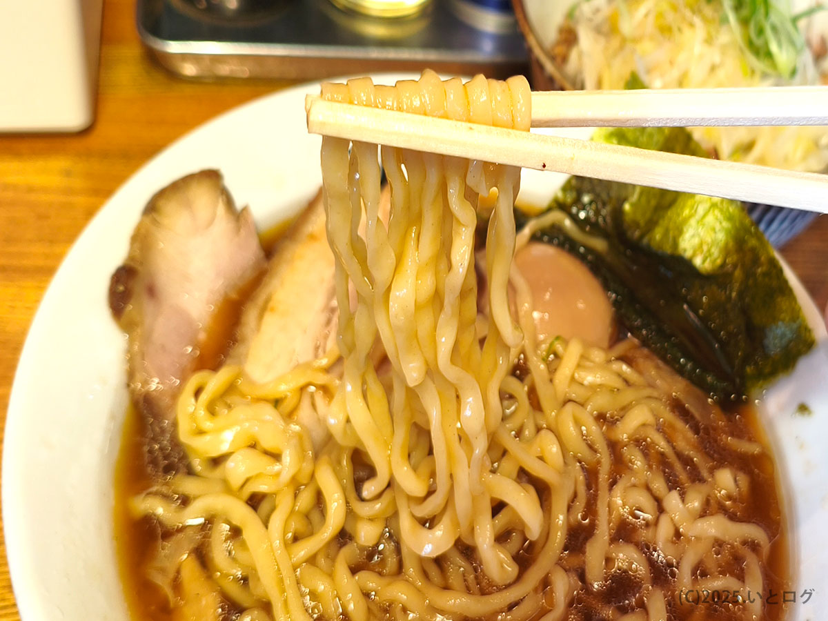 中華そば秋山の麺。醤油スープによくなじむ中太麺で、山梨のラーメン店らしい仕上がり