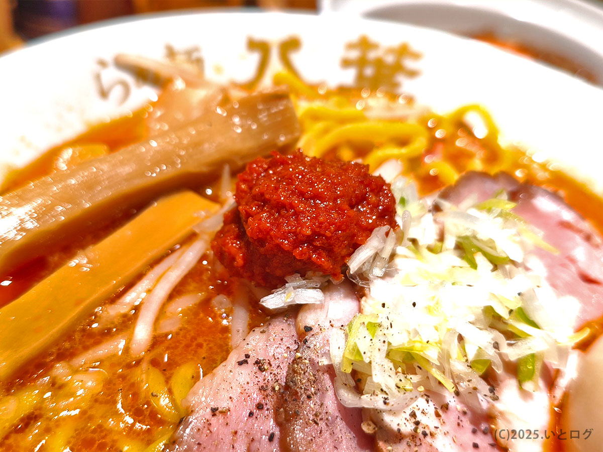 「らぁ麺 八葉」の辛味噌らぁ麺。真っ赤な辛味噌だれが中央にのる一杯。山梨県富士河口湖町のラーメン新店で味わう、刺激的で濃厚な一杯。