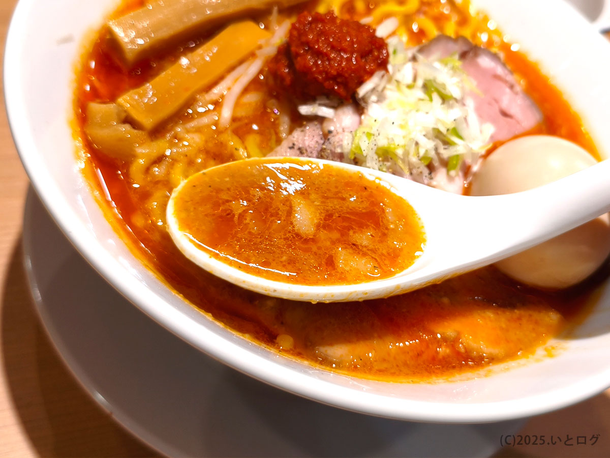 「らぁ麺 八葉」の辛味噌スープ。背脂のコクと味噌の香ばしさが融合した深みのある味わい。河口湖駅近くのおすすめラーメン店。