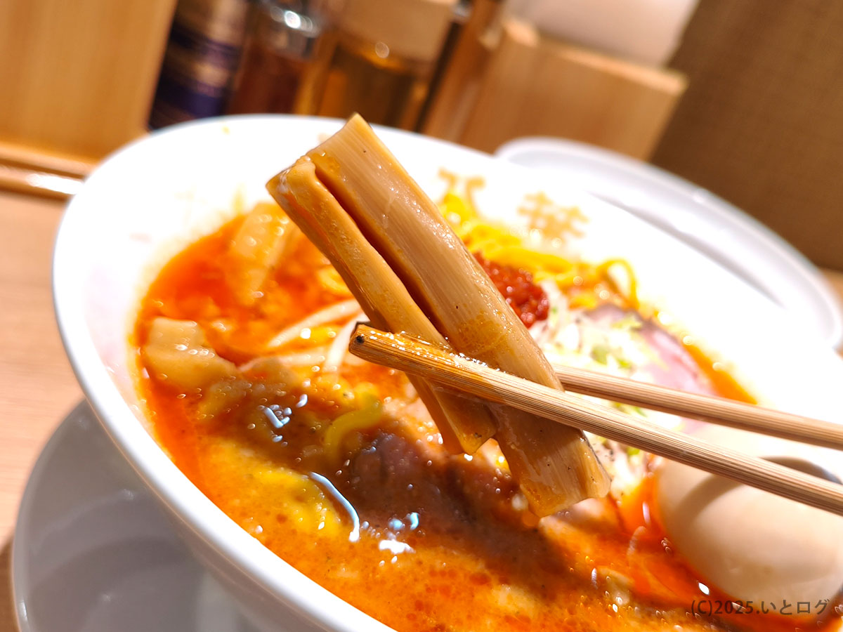 はやし田系らぁ麺らしい極太メンマ。しっかりとした味付けでスープとの相性抜群。山梨ラーメンランキング入りも期待される新店舗。