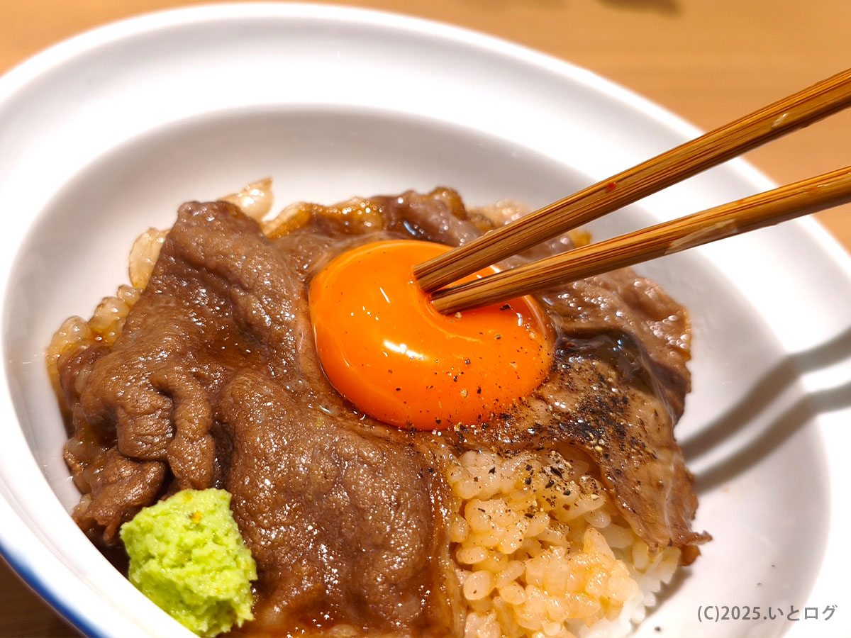「らぁ麺 八葉」の和牛丼。濃厚な卵黄を箸で崩す瞬間。山梨県富士河口湖町でラーメンと丼ものを同時に味わえる新店舗。