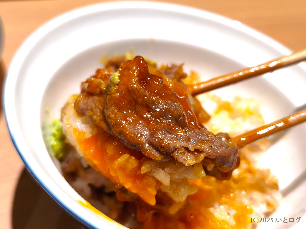 わさびを添えた和牛の旨みと卵黄のまろやかさが絶妙。河口湖の新しいラーメン店「らぁ麺 八葉」で楽しむ贅沢な丼セット。