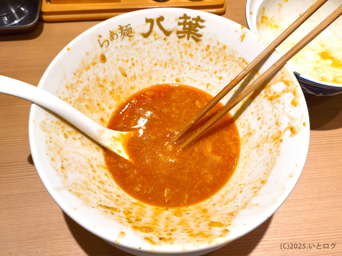 「らぁ麺 八葉」の辛味噌らぁ麺を完食した後の丼。スープの名残が濃厚さを物語る。富士河口湖町で人気急上昇中のラーメン新店。