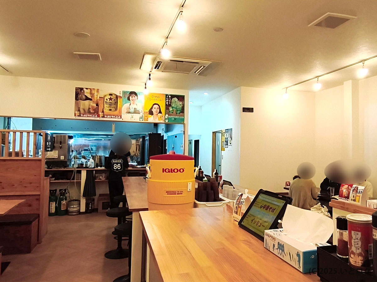 中華そばイッキューの店内カウンター席と厨房の様子。ゆったりとした作りで、山梨市のラーメン店としては席数も多く利用しやすい雰囲気。