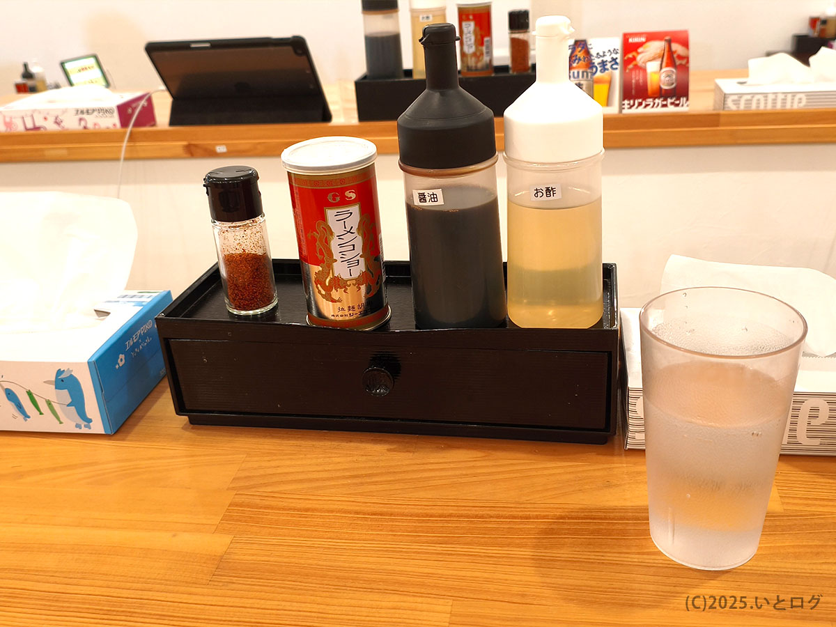 中華そばイッキューの卓上調味料。醤油・酢・ラー油など基本調味料が揃っており、ラーメンや餃子を好みの味に調整できる。