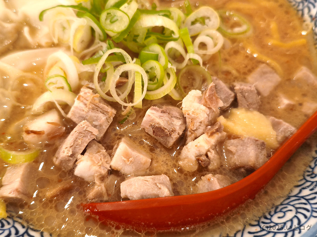 中華そばイッキューの背脂中華そばのアップ。角切りチャーシューとネギがたっぷり乗り、山梨ラーメン人気店として注目される味の濃厚さが分かる。