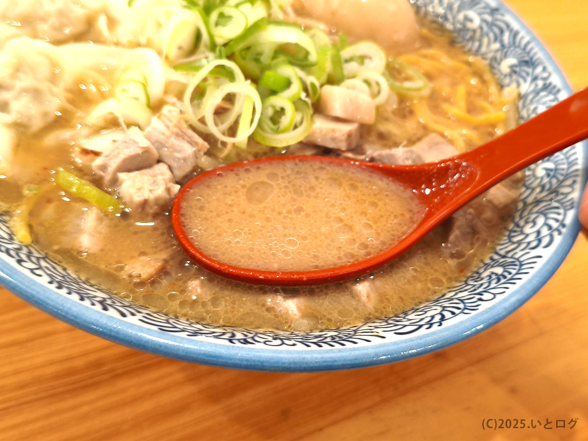 中華そばイッキューの背脂スープをレンゲですくった様子。コクのある醤油スープの質感が分かり、中華そばイッキューレビューでも触れたいポイント。