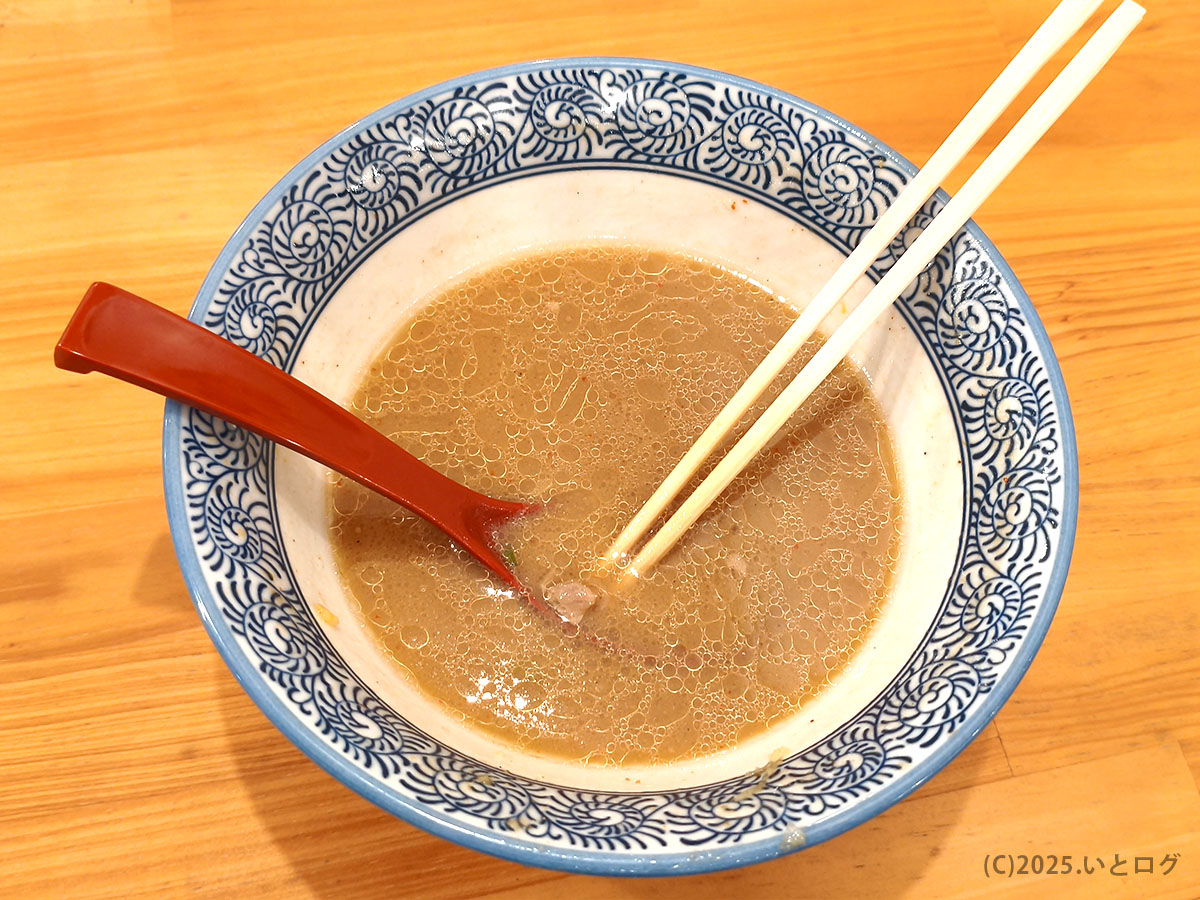 中華そばイッキューの食後の丼。背脂スープが最後まで熱々で、満足感が伝わる一枚。