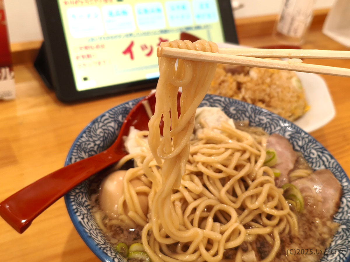 中華そばイッキューの麺リフト。スープになじんだ麺の艶が美しく、背脂のコクとともに食欲をそそる。