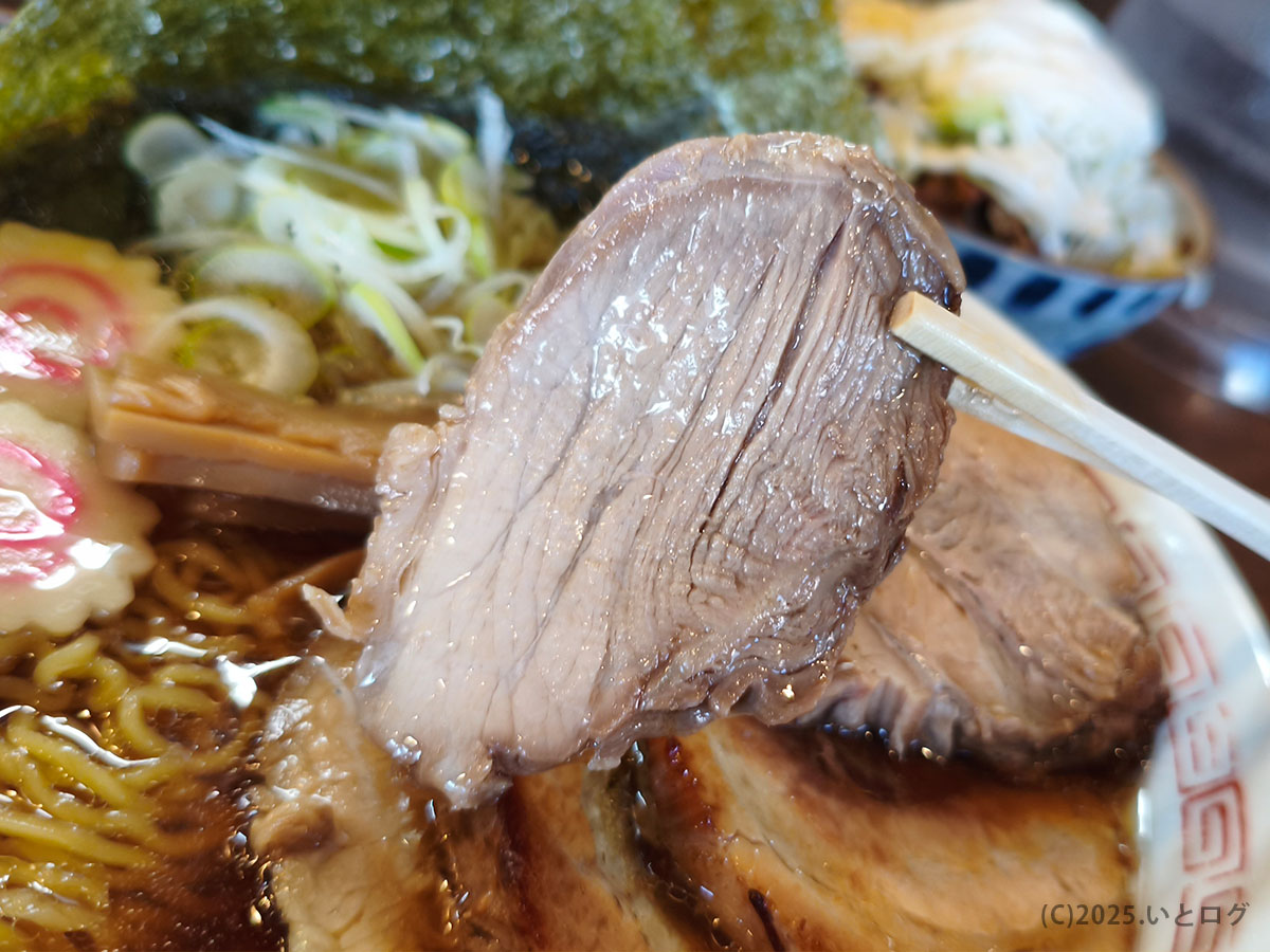 三角屋 暖のチャーシュー断面、しっとりした赤身中心の食感が分かるカット