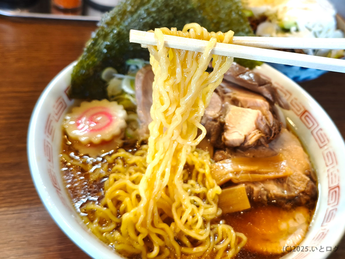 三角屋 暖の中華そば、スープをまとった中細麺を持ち上げた瞬間