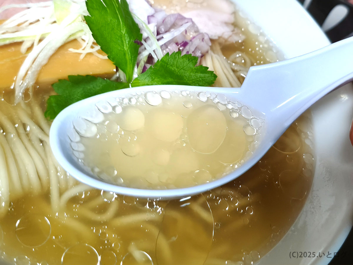 食堂みしまのラーメンスープ。石和温泉周辺で味わえるやさしい味わい