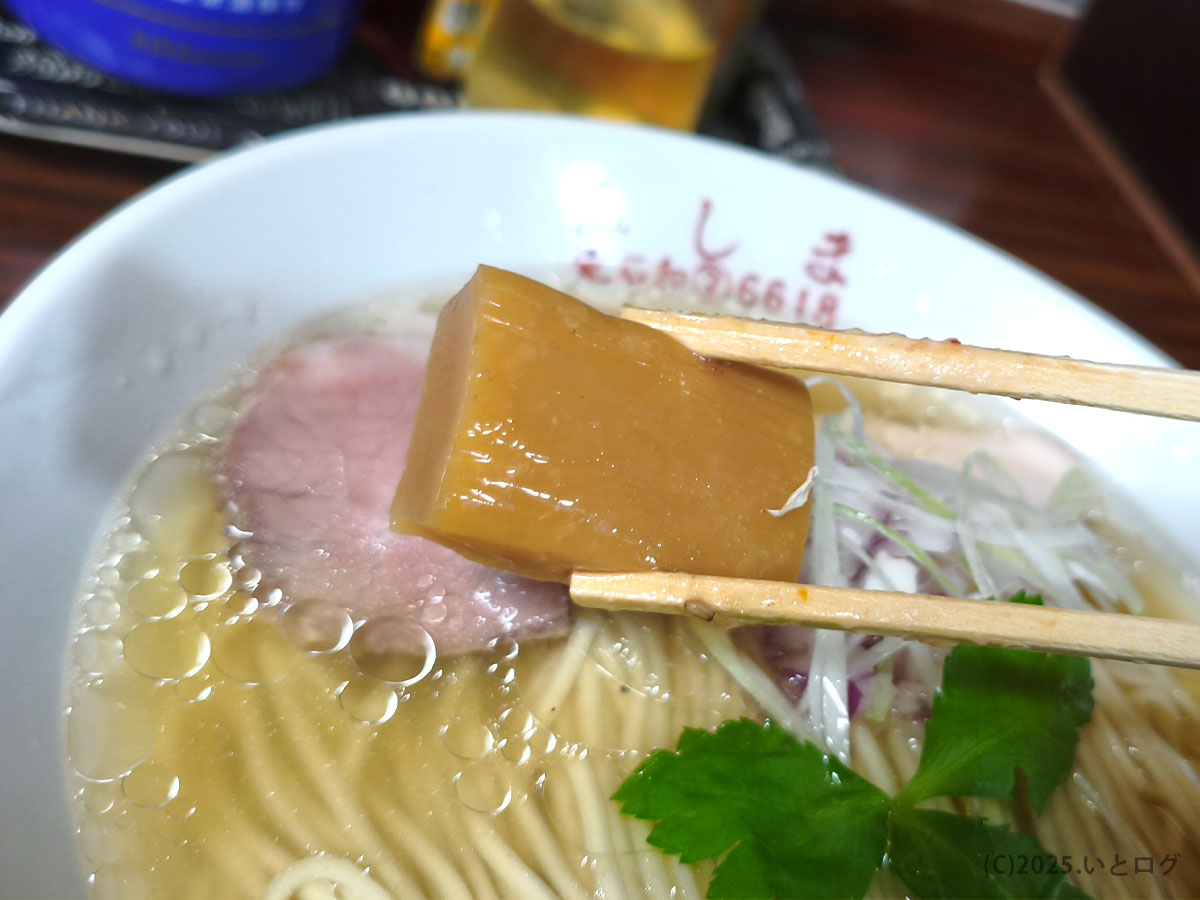 食堂みしまのラーメンにのるメンマ。笛吹市の食堂らしい丁寧な仕上がり