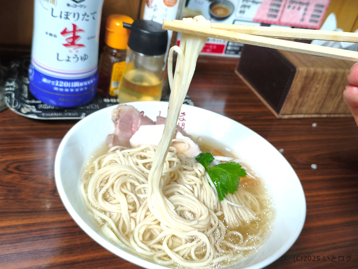 食堂みしまのラーメンの麺。笛吹市でランチにも選ばれる一杯