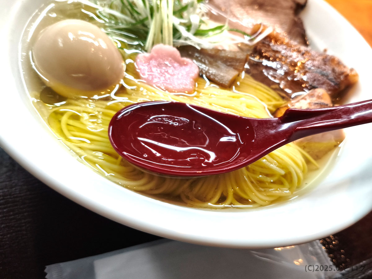 鶏出汁中華そば 珀寛流の澄んだ鶏清湯スープ、あっさりとした口当たりが特徴