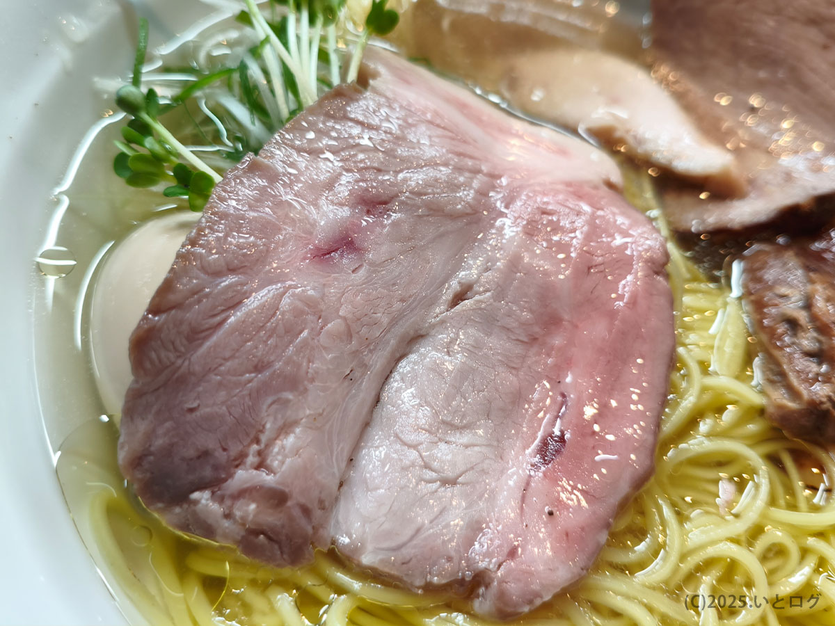 山梨県甲斐市の鶏出汁中華そば 珀寛流で提供される豚チャーシューのアップ