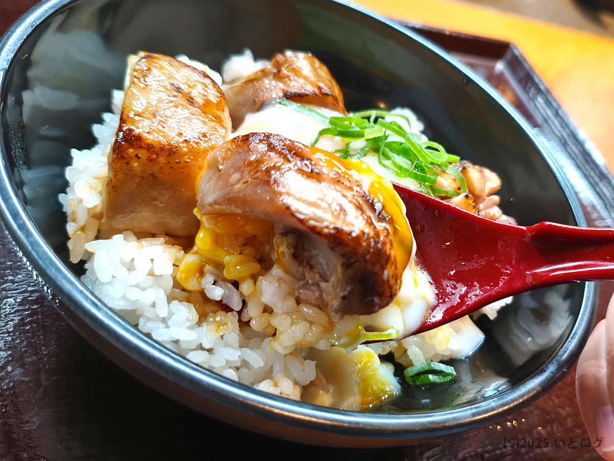 鶏出汁中華そば 珀寛流のチャーシュー丼をスプーンですくった様子