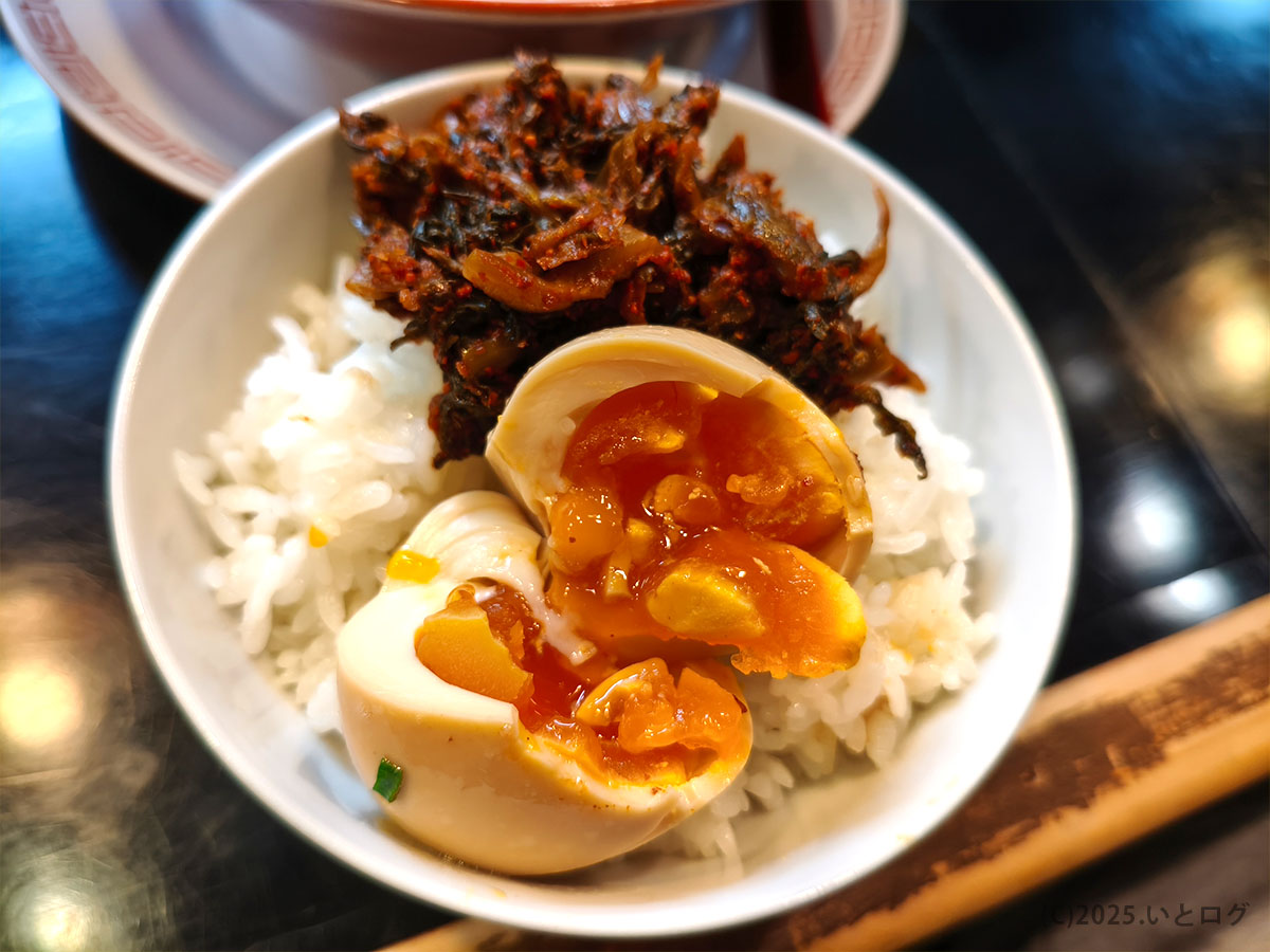 六角堂の味玉と辛子高菜をのせたごはん、豚骨ラーメンと相性抜群のサイドメニュー