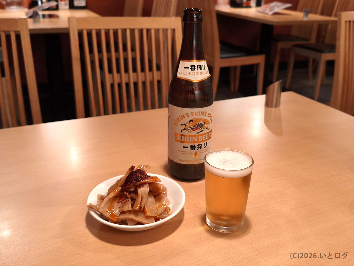 トンテキ屋ちゃん四日市店でビールと一品料理を楽しむ様子。食事利用にも飲み利用にも対応