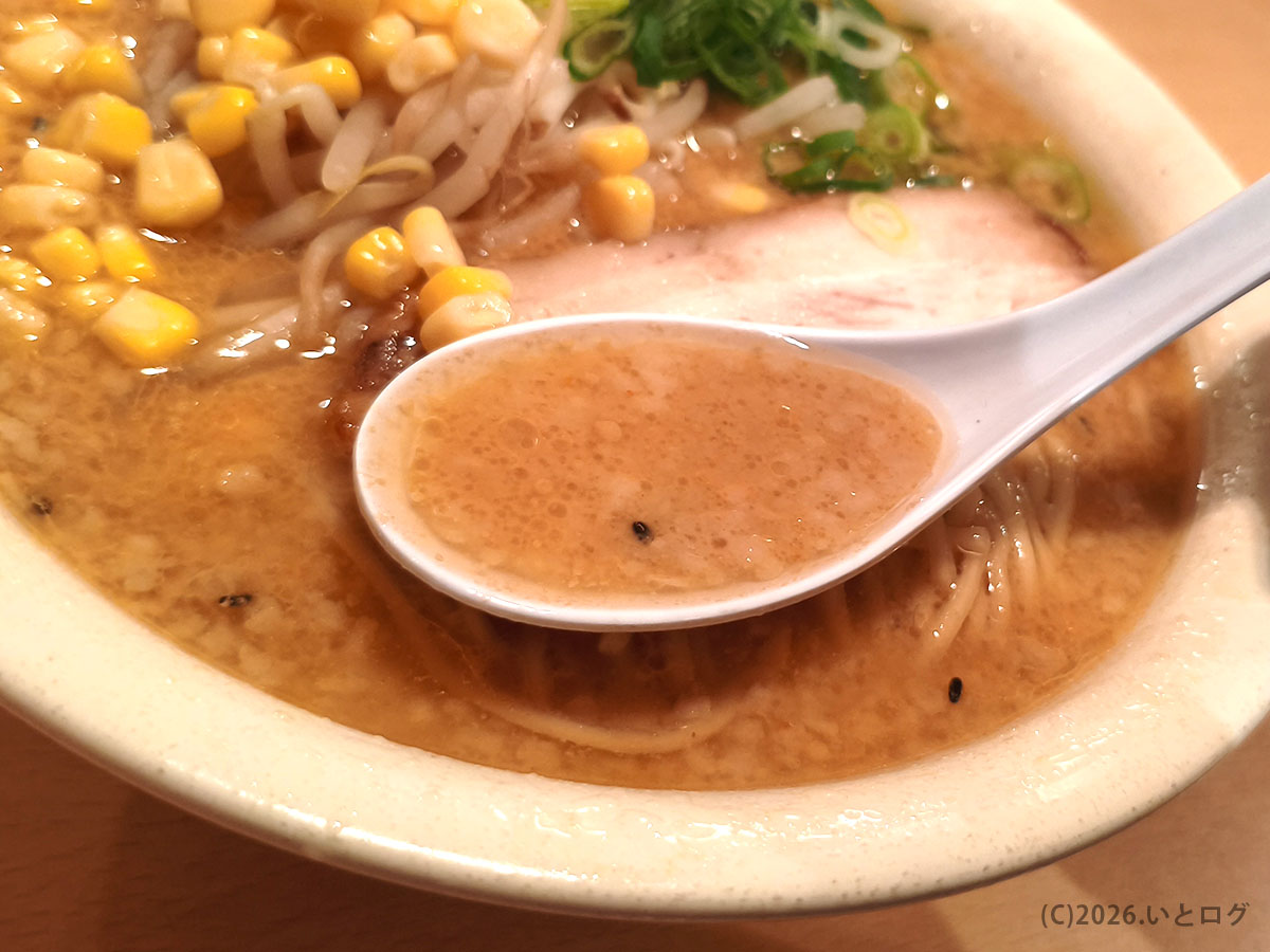 トンテキ屋ちゃん四日市店のラーメンのスープ。コクのある色合いが特徴