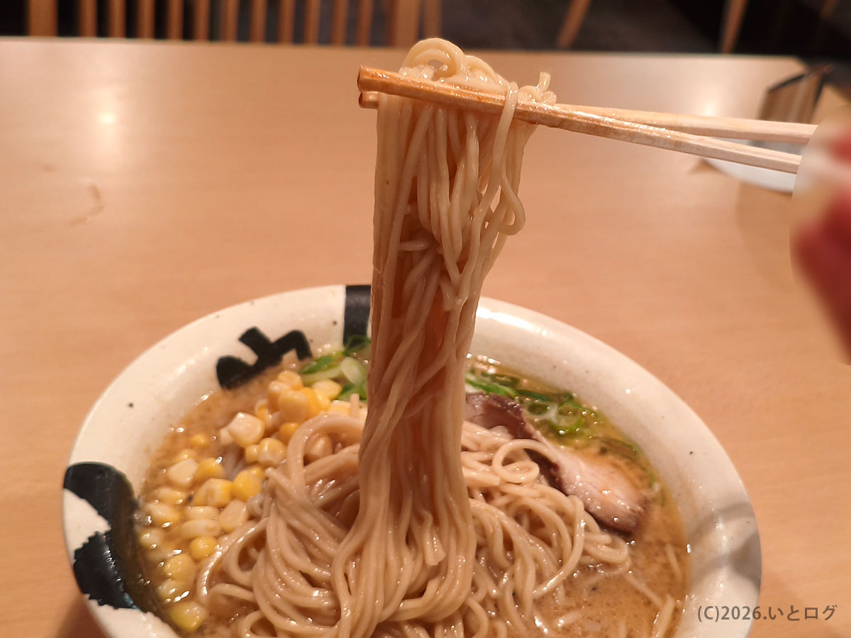 トンテキ屋ちゃん四日市店で提供されているラーメンの麺を持ち上げた様子