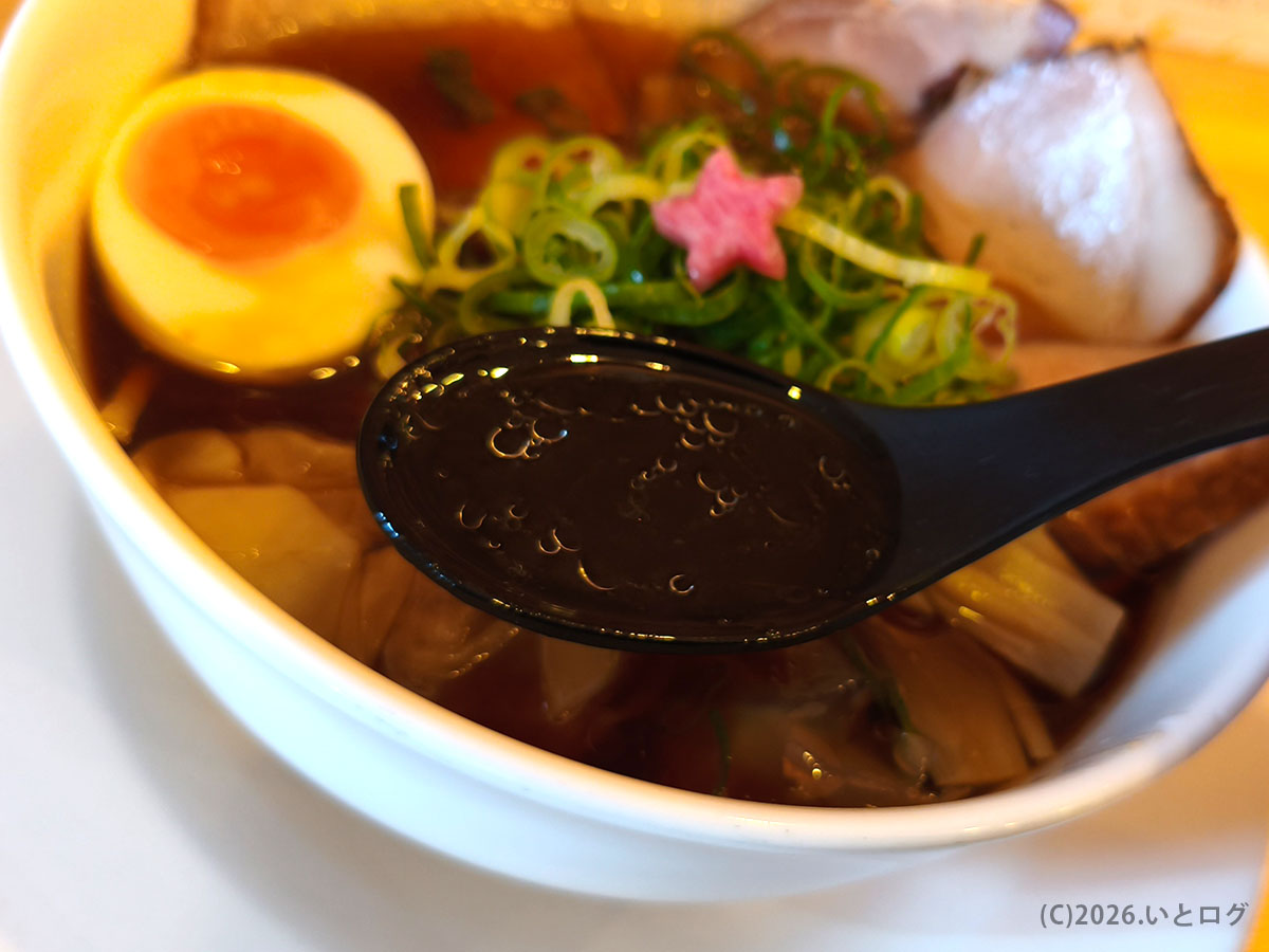 和歌山ラーメンの名店・清乃 本店の醤油スープ（有田市ラーメン有名店）
