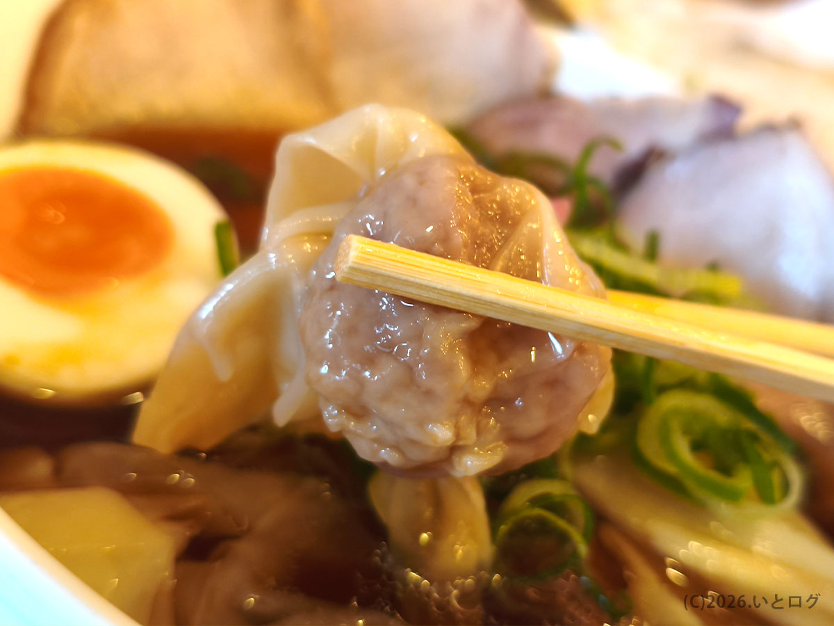 清乃 本店のラーメンに入るワンタンを持ち上げた様子（和歌山ラーメン百名店）