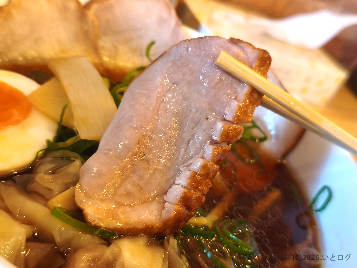 和 dining 清乃 本店のチャーシューを持ち上げたラーメン（和歌山有名ラーメン店）