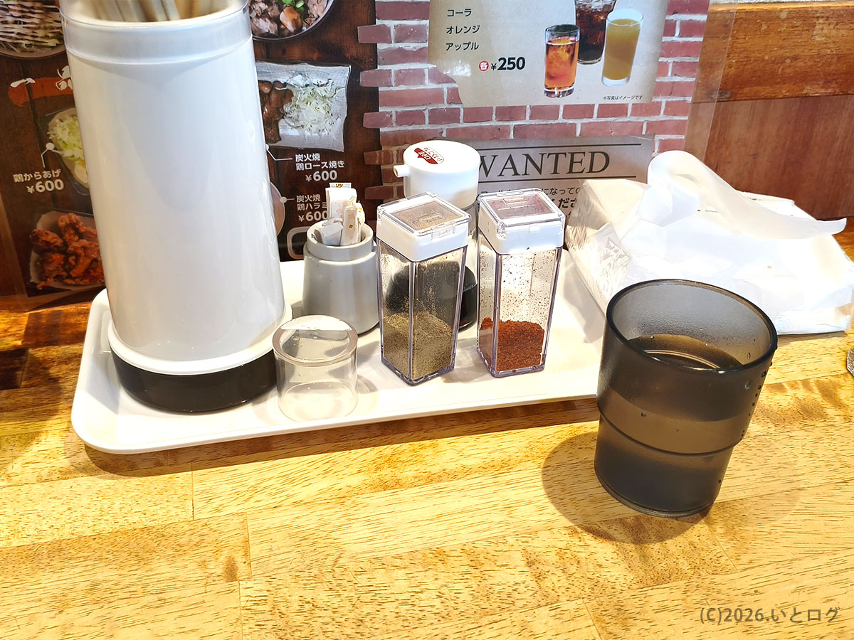 麺dining 月乃家の卓上調味料｜和歌山ラーメン店らしいシンプルな卓上セット