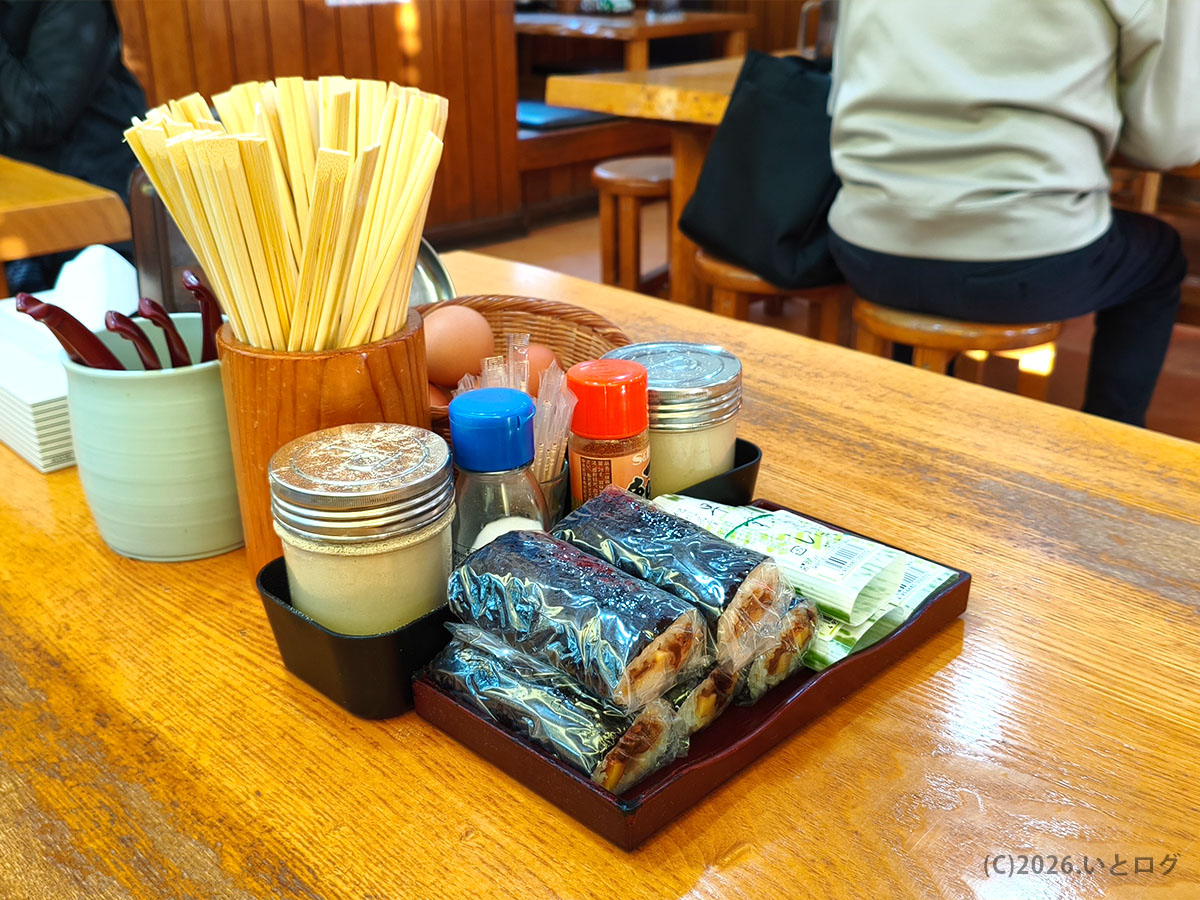 丸三 和歌山ラーメンの卓上に並ぶ早寿司と調味料　和歌山中華そばの定番スタイル