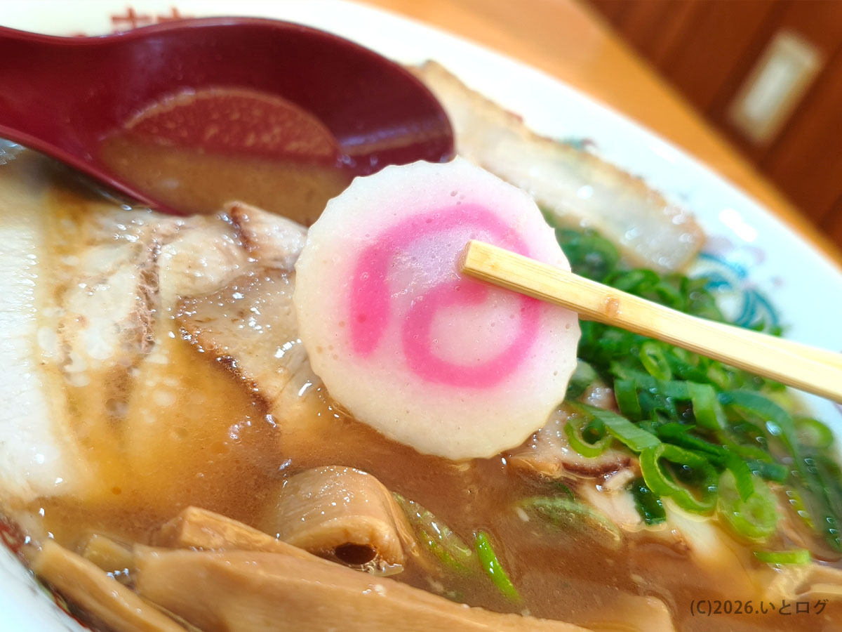 丸三 中華そばに入るナルト　和歌山中華そばらしいシンプルな具材