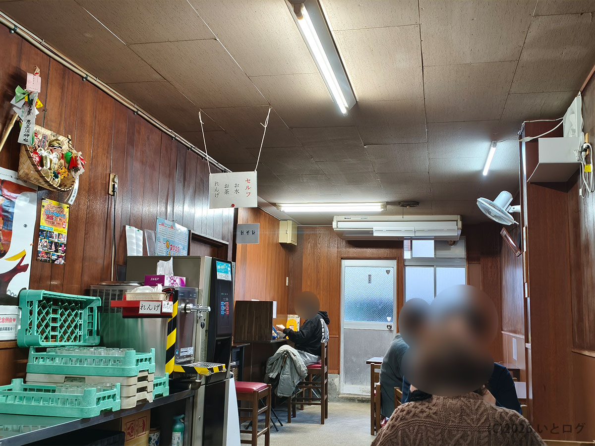 山為食堂の店内の雰囲気|和歌山県和歌山市の中華そば名店の様子